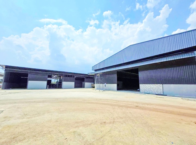 ใกล้ตลาดโพธิ์แจ้ 3.1 กม. แสมดำ 2.19กม. โรงงาน โกดัง คลังสินค้า ให้เช่า 9,999B-M-799,999B-M 1 นอน 1 น้ำ ใกล้รร.วัดบางน้ำจืด 1.7 กม. พื้นที่ 100-8,000 ตร.ม. เหมาะทำโรงงาน หรือคลังสินค้า พื้นที่กว้าง รถใหญ่เข้าออกสะดวก อยู่แถวเลียบคลองบางน้ำจืด ทำเลอุตสาหกรรมสำคัญของสมุทรสาคร เดินทางสะดวก เชื่อมถนหลักหลายเส้นทางPhoChae Market.3.1 km Samaedam 2.19km. Factory warehouse storage space for rent 9,999B-M-799,999B-M1 bed 1 bath near WatBangNamChue School 1.7 km. Area 100-8,000 sq.m. Suitable for factory or warehouse use Spacious a