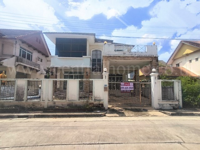 ​​​​​รหัสทรัพย์ N0517บ้านเดี่ยว วรารมย์ เลควิลล์ บางพลี ราคาถูกที่สุดในโครงการที่ตั้ง&nbsp;: ถนนบางพลี-ตำหรุ ตำบลบางพลีใหญ่ อำเภอบางพลี จังหวัดสมุทรปราการ 10540รายละเอียดทรัพย์- บ้านเดี่ยว 2 ชั้น เนื้อที่ 51 ตารางวา&nbsp;พื้นที่ใช้สอย 180&nbsp;ตารางเมตร- 3 ห้องนอน, 2&nbsp;ห้องน้ำ, 1 ห้องรับแขก, 2 ห้องทำงาน, 1 ห้องครัว, 1&nbsp;ที่จอดรถ&nbsp;- ปั๊มน้ำ+แทงค์น้ำ 1 ชุด- พื้นชั้นบนปาร์เก้ / พื้นข้างล่างเป็�