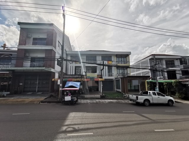  รหัสทรัพย์ (Code ID) :  PTT-26-P00379  ราคา  3,137,000 บาท (ราคาต่อรองได้) ▸ เนื้อที่  22.20 ตารางวา พื้นที่ใช้สอย 144 ตารางเมตร   ▸ - ห้องนอน - ห้องน้ำ    ▸ 1 ที่จอดรถ   อาคารพาณิชย์หันไปทางทิศ   พิกัดทรัพย์ :  https://maps.app.goo.gl/JKRMFmW7NSbAxyJu7  สถานที่ใกล้เคียง ▸ใกล้บิ๊กซี ซูเปอร์เซ็นเตอร์ สาขา กระบี่ ▸ใกล้โรงพยาบาลกระบี่ ▸ใกล้โรงพยาบาลกระบี่นครินทร์ อินเตอร์เนชั่นเเนล ▸ใกล้สำนักงานเทศบาลเมืองกระบี่  สอบถามเพิ่ม�