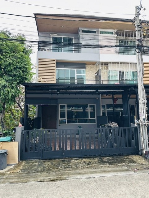 ให้เช่าทาวน์โฮม 3 ชั้น หลังมุม 4 ห้องนอน หมู่บ้านโพธิ์แก้วเพลส ถนนโพธิ์แก้ว - ลาดพร้าว 101*** ราคาเช่า 35,000 บาท/เดือนติดต่อ::  ชยา โทร/ID Line:: 0942823961   Link Line:: https://line.me/ti/p/3xFA1An8Kcรหัส# T26-421ทาวน์โฮม 3 ชั้น หลังมุม หมู่บ้านโพธิ์แก้วเพลส ถนนโพธิ์แก้ว - ลาดพร้าว101- ที่ดิน 28 ตรว.- 4 ห้องนอน- 5 ห้องน้ำ- 2 ที่จอดรถ- แอร์ 5 ตัวทั้งหลัง- เครื่องทำน้ำอุ่น 4 เครื่อง- หน้าบ้านทิศเหนือ- ฉีดปลวกให้ ปีละ 1 ครั้งสถานที่ใกล�