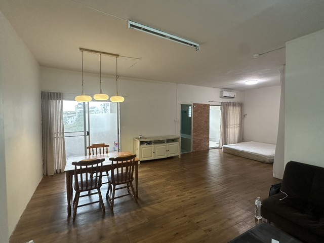  ขายคอนโดใกล้รถไฟฟ้า mrt บางซื่อ 850 m  ห้องใหญ่ 54 ตร.ม   เตาปูน แมนชั่น ตึกซี  **1.39 ล้าน -ต่อรองได้-ขนาดห้อง 54 ตร.ม -2 ระเบียง -ชั้น 4+ จอดรถฟรี 1 คัน + ตึกมีลิฟท์ 3 ตัว + มีห้องน้ำส่วนกลาง+ การรักษาความปลอดภัย 24 ชั่วโมง+ ค่าส่วนกลาง 15 บาทต่อตรม 810 บาท+ ค่าไฟฟ้าจ่ายตรงหลวง ~~ น้ำบริหารโดยนิติพิกัด:https://maps.app.goo.gl/a4SeH3XKLwxTgbXv7?g_st=com.google.maps.preview.copyวีดีโอ: https://youtube.com/shorts/Oz0TgnsBw_k?si=2eG7uM24FhHcjsBR- มีตลาดเช้าของถูก วัดสะพานสูง- ร้าน�