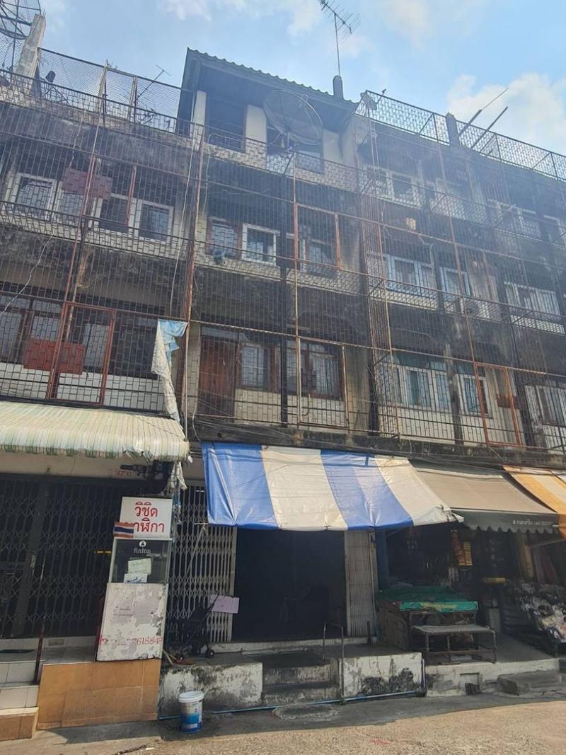 ขาย/ให้เช่า ตึกแถว 1 คูหา ทำเลดี ในตลาดสี่แยกบางนา เหมาะแก่การค้าขายที่ตั้ง : ตลาดสี่แยกบางนา ถนนสรรพาวุธ แขวงบางนาใต้ เขตบางนา กรุงเทพมหานคร 10260พิกัด : 13.672709, 100.605753https://maps.app.goo.gl/3Z8C5nkvBwr1MQpX9ขนาดพื้นที่ : 16 ตรว. รายละเอียด-ตึกแถว 1 คูหา สูง 4 ชั้น-หน้ากว้าง 4 เมตร ลึก 16 เมตร-ดาดฟ้ามีหลังคา-โครงสร้างแข็งแรง พื้นที่ภายในโล่งทุกชั้นที่จอดรถ-มีลานจอดรถหน้าตึก ฟรี-รองรับรถได้มากกว่า 10 คั