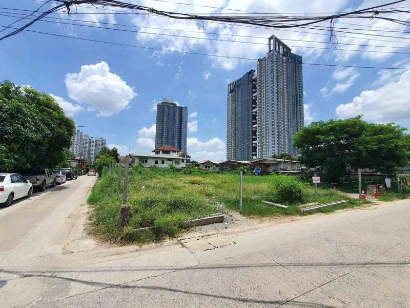 ให้เช่าที่ดินเปล่า ทำเลดี แปลงมุม ใจกลางชุมชนซอยกรุงเทพนนท์ 13 (ซอยทับทิม)  จ.นนทบุรีที่ตั้ง : ซอยกรุงเทพนนท์ 13 ต.สวนใหญ่ อ.เมืองนนทบุรี จ.นนทบุรี 11000พิกัด : 13.839599, 100.511410https://goo.gl/maps/hoEm8kNVf7ug6wNA9ขนาดเนื้อที่ : 342 ตรว. รายละเอียด-(เข้าซอยประมาณ 200 ม.)อยู่ใกล้กับคอนโดมิเนียม เซ็นทริค ติวานนท์ สเตชั่น-ที่ดินเปล่าให้เช่าระยะยาว-แปลงมุม ติดถนน 2 ด้าน-หน้ากว้างประมาณ 32 เมตร ลึกประมาณ 42 เมตร-ที่�