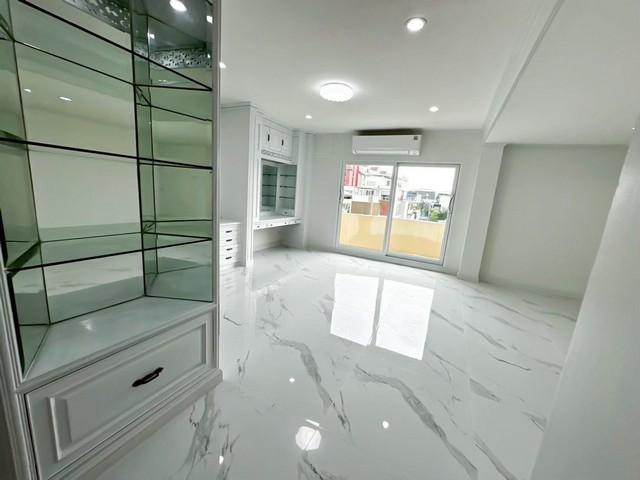 ให้เช่าบ้านเดี่ยว5ชั้น4นอนเย็นอากาศเรสซิเดนท์ย่านสาทรยานนาวาใกล้One Bangkok รับชาวต่างชาติไม่รับสัตว์เลี้ยง รีโนเวทใหม่ทั้งหลัง ระบบไฟ น้ำใหม่หมดด้วยระบบ scg พื้น ฝ้า สี ใหม่ทุกอย่าง แอร์ Daikin ใหม่ ครบทุกห้องราคาเช่า 120,000 บาท / เดือน ( ราคานี้ไม่รวมเฟอร์นิเจอร์ลอยตัว ถ้าต้องการเฟอร์ครบแจ้งได้ )ที่ตั้ง ถนนเย็นอากาศ ซอยประสาทสุข แขวงช่องนนทรี เขตยานนาวา กรุงเทพมหานคร