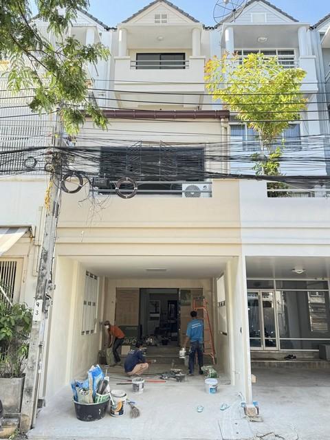 ให้เช่าโฮมออฟฟิศ3.5ชั้นทาวน์อินทาวน์ถนนศรีวราเลียบด่วนใกล้เอกมัย-ทองหล่อราคาขาย 6,500,000 บาทราคาเช่า 35,000 บาท / เดือน ( สัญญาขั้นต่ำ 1 ปี ประกัน 2 เดือน ล่วงหน้า 1 เดือน )ที่ตั้ง ถนนศรีวรา ทาวน์อินทาวน์ แขวงวังทองหลาง เขตวังทองหลาง กรุงเทพมหานครติดต่อ : คุณภัสพงณ์ 0634098164Line : binkem22https://www.facebook.com/profile.php?id=61581484955548พื้นที่ใช้สอย 249 ตารางเมตร จำนวน 3.5 ชั้น 4 ห้องนอน 1 ห้องทำงาน 3 ห้องน้ำ  แอร์ 4 เครื่อ�