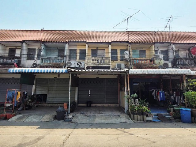   ขาย บ้านเดี่ยว/ทาวน์เฮ้าส์/คอนโด โครงการ กฤษณา ปทุมธานี 2 ถนน ปทุมธานี-สามโคก ปทุมธานีถนน ปทุมธานี-สามโคก ตำบล กระแชง อำเภอ สามโคก จังหวัด ปทุมธานี  ราคาโปรโมชั่น  1,450,000    บาท    ลดจาก  1,600,000    บาท ราคาโปรโมชั่นตั้งแต่วันที่  2 มีนาคม - 31 พฤษภาคม 2569  รายละเอียดทรัพย์ -  เนื้อที่ 16.00 ตร.ว.  พื้นที่ใช้สอย 115.00 ตร.ม. -  บ้านหันไปทางทิศ เหนือ  พิกัดทรัพย์ : https://maps.app.goo.gl/NCz22AqxjtV5UgvS8  สถานที่ใกล้เคียง   -  