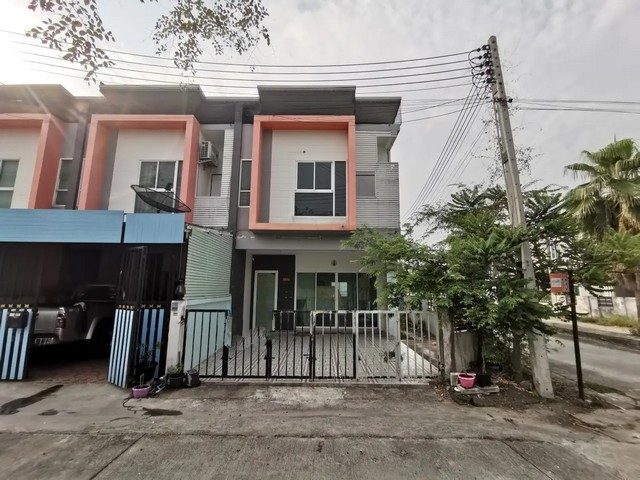   ขาย บ้านเดี่ยว/ทาวน์เฮ้าส์/คอนโด โครงการ อรินสิริ ปาร์ค พานทอง ถนน บ้านบึง-พานทอง(ชบ.3023) ตำบล หนองหงษ์ อำเภอ พานทอง จังหวัด ชลบุรี  ราคาโปรโมชั่น   1,464,000   บาท    ลดจาก   1,665,000   บาท ราคาโปรโมชั่นตั้งแต่วันที่  2 มีนาคม - 31 พฤษภาคม 2569  รายละเอียดทรัพย์ -  เนื้อที่ 27.70 ตร.ว.  พื้นที่ใช้สอย 134.50 ตร.ม.  พิกัดทรัพย์ : https://maps.app.goo.gl/eywZuRWgqcvSj47r7  สถานที่ใกล้เคียง   -  ตลาดสยามนินจา -  ตลาดเดอะวอล์ค พานทอง -  โรง�