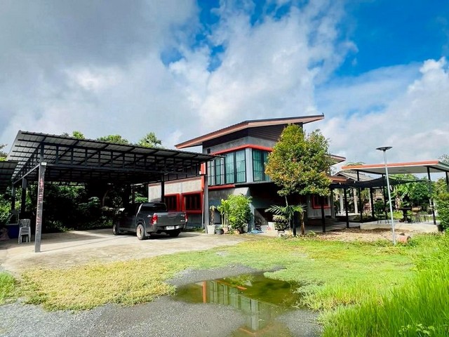 ขายถูกมาก! เพียง 2,999,000 บาท #โซนสันกำแพง บ้านพร้อมที่ดินผืนใหญ่ ทำเลทอง ใกล้เมืองเชียงใหม่ โอกาสทองสำหรับคนหาบ้านหลังใหญ่ หรือที่ดินศักยภาพสูง เดินทางสะดวก เข้า–ออกได้หลายเส้นทางรายละเอียดทรัพย์บ้านเดี่ยว 1 ชั้น + ชั้นลอยสไตล์ Modern Loft ออกแบบรูปตัว Lมี สวนหย่อมกลางบ้าน เพิ่มแสงธรรมชาติ โปร่ง โล่ง เย็นสบายโครงสร้างแข็งแรง วัสดุคุณภาพ พร้อมเข้าอยู่ได้ทันทีขนาด�