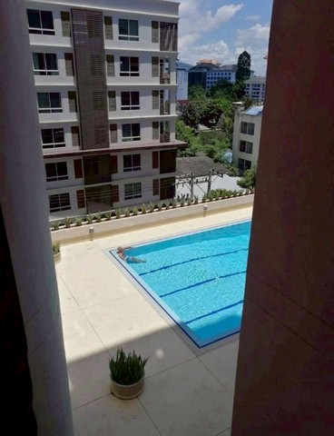 ขายเพียง 1.99 ล้าน 45 ตรม. #นครพิงค์ คอนโด #โซนถนนห้วยแก้ว ห้องใหญ่ #เฟอร์นิเจอร์ครบ พร้อมเข้าอยู่ ใจกลางเมือง เดินทางสะดวก #เหมาะทั้งอยู่อาศัยและลงทุนปล่อยเช่ารายละเอียดห้อง• ชั้น 7• ขนาด 45 ตร.ม.• 1 ห้องนอน 1 ห้องน้ำราคาขายเพียง 1.99 ล้านบาททำเลดี ใกล้สถานที่สำคัญ• มหาวิทยาลัยเชียงใหม่ (CMU)• ห้าง MAYA Lifestyle Shopping Center• One Nimman / นิมมานเหมินท์• โรงพยาบาลมหาราชนครเชียงใหม่ (สวนดอก)• ศูนย�