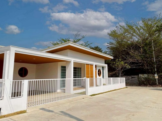 ให้เช่า 16,500 บาท/เดือน #โซนหางดง บ้านชั้นเดียว #สไตล์มินิมอล #เฟอร์นิเจอร์และเครื่องใช้ไฟฟ้าครบ #หิ้วกระเป๋าเข้าอยู่ได้ทันที บรรยากาศเงียบสงบ #น้ำไม่ท่วม เดินทางสะดวก บ้านว่าง 17 มี.ค. 2569 #ไม่รับสัตว์เลี้ยงรายละเอียดบ้าน• ที่ดิน 41 ตารางวา• พื้นที่ใช้สอย 111.81 ตารางเมตรฟังก์ชันภายในบ้าน• 2 ห้องนอน• 1 ห้องอเนกประสงค์ (ทำเป็นห้องนอน / ห้องทำงาน / ห้องแต่งตัวได้)• 2 ห้องน้ำ�