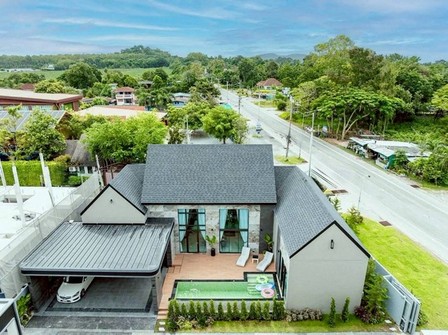 LV53441 ขาย วิลล่า อากิระ (แบบ D) พร้อมสระว่ายน้ำส่วนตัวหลังใหม่ ใกล้อ่างเก็บน้ำมาบประชันราคาขาย :  16.8 ล้านบาทที่ตั้ง : ตำบล โป่ง อำเภอบางละมุง ชลบุรี 20150ชื่อโครงการ :  อากิระ (แบบ D)รายละเอียด :- ขนาดที่ดิน 108 ตร.ม. - พื้นที่ใช้สอย 312 ตร.ม.- 3 ห้องนอน- 4 ห้องน้ำ- 1 ห้องนั่งเล่น- 1 ห้องรับประทานอาหาร- 1 ห้องครัวสไตล์ยุโรป- สระว่ายน้ำ- 3 ที่จอดรถ- ห้องนั่งเล่นสุดหรู พื้นที่กว้างขวาง สูง 4.5 เมต