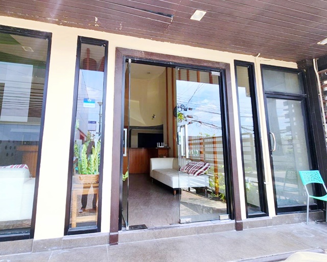 ใกล้ MRT สายสีส้ม รามคำแหง 6–16 เดอะมอลล์ รามคำแหง พื้นที่โรงแรม 2-3 ห้องนอน 8,998B-M 1 ห้องน้ำ 1981 Soul & Sold อาคารพาณิชย์ชั้นเดียว ทำเลติดถนนใหญ่ เหมาะทำร้านนวด สปา ออฟฟิศ ร้านเสริมสวย หรือธุรกิจออนไลน์ พื้นที่ใช้สอย 60 ตร.ม. อยู่ในย่านชุมชนและแหล่งช้อปปิ้ง เดินทางสะดวก ใกล้ศูนย์การค้าและระบบขนส่งNear MRT Orange Line Ramkhamhaeng 6–16 The Mall Ramkhamhaeng  Hotel Area 2-3 Bedrooms 8,998B-M  1 Bathroom  1981 Soul & Sold Single floor commercial building on main road suitable for massage spa office beauty sa