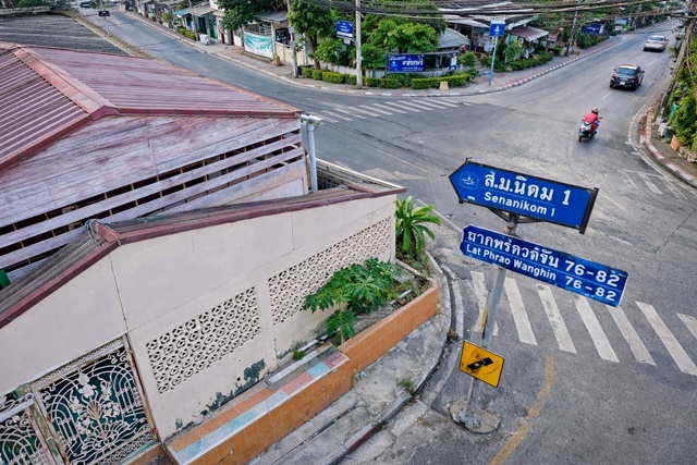 ใกล้ตลาดโชคชัย 4 800 ม. เสนานิคม1 ลาดพร้าววังหิน76-82 บ้าน 3นอน 2 น้ำ เก็บของ หรือโกดังให้เช่า 70 ตร.ว. 260 ตร.ม. 19,998B-M. ทำเลลาดพร้าววังหิน เดินทางสะดวก เหมาะเก็บสินค้า ทำสต๊อกสินค้าออนไลน์ หรือโกดังขนาดเล็ก ใกล้เดอะจัสวังหิน 1.4 กม. MRT ลาดพร้าว เชื่อมต่อถนนหลักหลายสายnear Chokchai4 Market 800m. Sena Nikhom 1 Ladprao WangHin 76-82 For Rent House 3bed 2bath house  70sq.wa. 260sq.m. style space suitable for storage warehouse  usable area  19,999B-M located in Ladprao Wanghin convenient transportation ideal for storing goods online inventory or a small warehouse near The Just