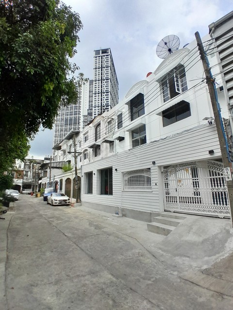 ขายทาวน์เฮ้าส์ 3 ชั้น 2 คูหา 52 ตรว. 700 ตรม. ทำเลทอง พระราม 9 ซอย 11 เข้าออกสะดวก เข้าซอยไม่ลึก *** ราคาขายรวม 11 ล้านบาท ( 5.5 ล้าน/คูหา) -- ต่ำกว่าราคาตลาด ติดต่อ::  ชยา โทร/ID Line:: 0942823961   Link Line:: https://line.me/ti/p/3xFA1An8Kcรหัส# T26-426ทาวน์เฮ้าส์ 2 คูหา 3 ชั้น + ดาดฟ้า ทำเลทอง พระราม 9 ซอย 11 **พร้อมผู้เช่า -- ขนาด 52 ตร.ว. -- พื้นที่ใช้สอย 700 ตร.ม.-- หน้ากว้าง 13 เมตร ลึก 16 เมตร-- 8 ห้องนอน -- 10 ห้องน้ำ-- เข้าออกสะดวก เข้าซอยไม่ลึก-- เหมาะ�