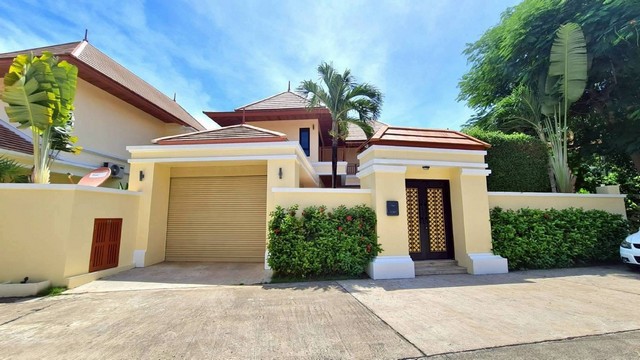 LV53446 ขายพูลวิลล่าติดทะเลบางเสร่ นาจอมเทียน พร้อมเฟอร์นิเจอร์ราคาขาย : 13,900,000 บาทที่ตั้ง : ตำบล บางเสร่ อำเภอสัตหีบ ชลบุรี 20250รายละเอียด : - ที่ดิน 88 ตารางวา - พื้นที่ใช้สอยในบ้าน 150 ตร.ม.- สระว่ายน้ำส่วนตัวขนาด 3×7- 3 ห้องนอน - 4 ห้องน้ำ- ครัวยุโรป- ขายพร้อมเฟอร์นิเจอร์- ที่จอดรถ 2 คัน - ประตูรีโมทอัตโนมัติสิ่งอำนวยความสะดวก :- รปภ.24ชั่วโมงสถานที่สำคัญใกล้เคียง :- ทะเลบางเสร่ - นาจอ