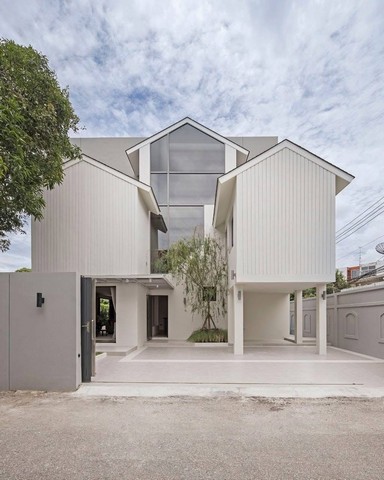 LV53445 ให้เช่า  บ้านเดี่ยว บ้านเดี่ยวหัวมุมย่านเอกมัยทองหล่อทำเล ใกล้เอกมัย ทองหล่อราคาเช่า :  200,000 บาท/เดือนที่ตั้ง : พระโขนงเหนือ วัฒนา กรุงเทพชื่อโครงการ : House In Soi Pridi Banomyong 14รายละเอียด : - พื้นที่ 300 ตร.ม. - ขนาด 60 ตร.ว.- 3 ห้องนอน- 3 ห้องน้ำ- 1 ห้องอเนกประสงค์ (ทำเป็นห้องนอนได้)- 1 ห้องแม่บ้าน (พร้อมห้องน้ำ)- จอดรถได้ 2 คัน บ้านหลัง มุม ไม่ติดใคร จอดหน้าบ้านได้ คันสองคันสถานที่สำคัญใกล้