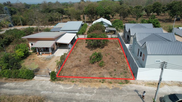 ขายที่ดิน 100 ตร.ว. ใกล้ม.แม่โจ้ สันทราย เชียงใหม่ ราคา 980,000 บาทขายที่ดินแปลงสวย ขนาด 100 ตารางวาราคาเพียง 980,000 บาทที่ดินทำเลดีในโซน แม่โจ้ – สันทราย เชียงใหม่ อยู่ในย่านชุมชน บรรยากาศดี เงียบสงบ เหมาะสำหรับสร้างบ้านพักอาศัย บ้านสวน หรือซื้อเก็บเพื่อการลงทุนในอนาคต เดินทางสะดวก เข้าออกง่ายรายละเอียดที่ดินเนื้อที่ 100 ตารางวาราคา 980,000 บาทที่ดินแปลงสวย เหมาะสร้างบ้า�