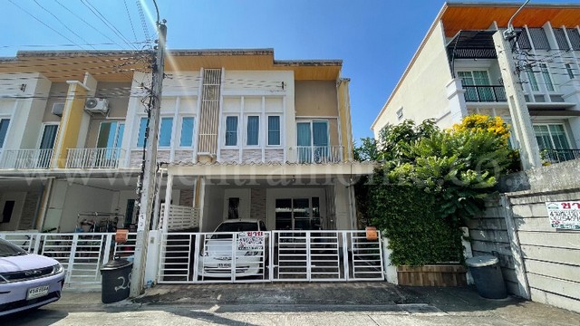 รหัสทรัพย์ &nbsp;N0913ทาวน์เฮ้าส์ โกลเด้น ซิตี้ ปิ่นเกล้า - จรัญสนิทวงศ์ หลังริม พร้อมเข้าอยู่ที่ตั้ง&nbsp;: ถนนบางกรวย-ไทรน้อย ตำบลบางกรวย อำเภอบางกรวย จังหวัดนนทบุรี 11130รายละเอียดทรัพย์- ทาวน์เฮ้าส์&nbsp;2 ชั้น ขนาดเนื้อที่ 29 ตารางวา พื้นที่ใช้สอย 110 ตารางเมตร&nbsp;- 3 ห้องนอน, 2 ห้องน้ำ, 1 ห้องรับแขก, 1 ห้องครัว, 1&nbsp;ที่จอดรถ- แอร์ 2 เครื่อง, ปั๊มน้ำ+แทงค์น้ำ 1 ชุด- พื้นชั้นบนไม้ปาร์เก้ / พื