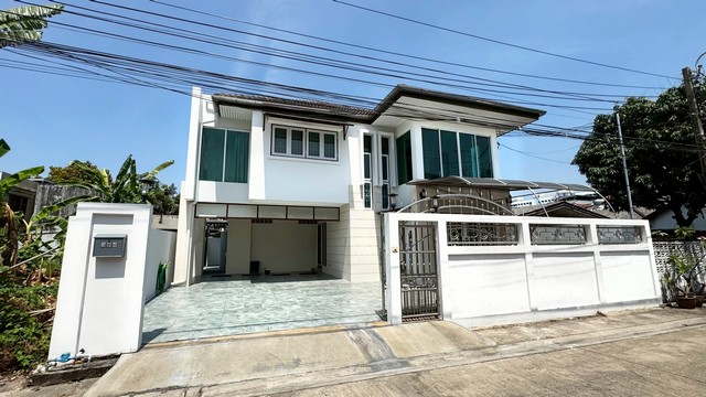 ขาย หรือ ให้เช่า บ้านเดี่ยว 2 ชั้น   หมู่บ้านเคหะนคร 3  ซอยพัฒนาการ 50เพิ่งรีโนเวท ทาสี ล้างแอร์ ซักม่าน ซ่อมแซมระบบใหม่ทั้งหมด━━━━━━━━━━━━━━รายละเอียดบ้านเนื้อที่ 54 ตารางวาพื้นที่ใช้สอย 185 ตารางเมตร4 ห้องนอน3 ห้องน้ำจอดรถได้ 6 คันเครื่องปรับอากาศ 6 เครื่องเฟอร์นิเจอร์ บิ้วอิน + ลอยตัวบ้านหัน ทิศใต้━━━━━━━━━━━━━━ทำเลดี ใกล้ทุกความสะดวกใกล้ MRT หัวหมากใกล้ โลตัส พั