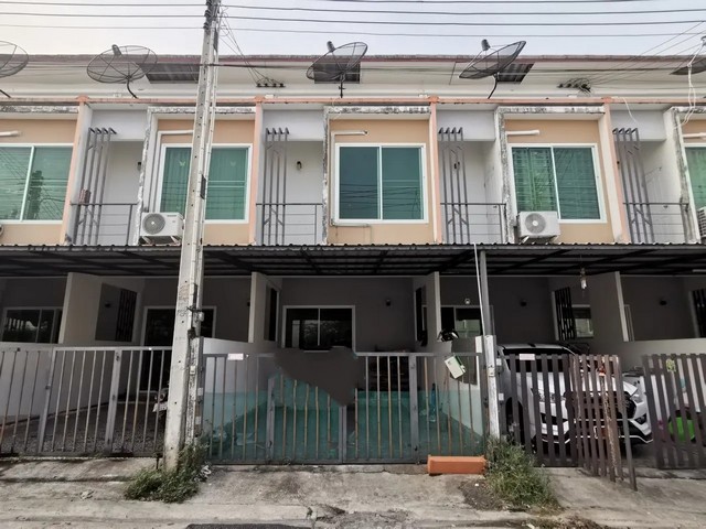   ขาย บ้านเดี่ยว/ทาวน์เฮ้าส์/คอนโด โครงการ สมาร์ทแลนด์ นิวสไตส์ 2 ศรีราชา ชลบุรี ถนน สายมาบยางพร-ปลวกแดง(รย.3013) ตำบล บ่อวิน อำเภอ ศรีราชา จังหวัด ชลบุรี  ราคาโปรโมชั่น  1,438,000    บาท    ลดจาก   1,705,000   บาท ราคาโปรโมชั่นตั้งแต่วันที่  2 มีนาคม - 31 พฤษภาคม 2569  รายละเอียดทรัพย์ -  เนื้อที่ 16.50 ตร.ว. พื้นที่ใช้สอย 112.00 ตร.ม. -  2 ห้องนอน  2 ห้องน้ำ  -  บ้านหันไปทางทิศ ตะวันตกเฉียงเหนือ  พิกัดทรัพย์ : https: