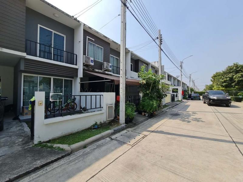  ขาย บ้านเดี่ยว/ทาวน์เฮ้าส์/คอนโด โครงการ ขาย ทาวน์เฮ้าส์ เดอะคัลเลอร์ กาญจนาภิเษก-ราชพฤกษ์ 2    ถนน บางกรวย-ไทรน้อย ตำบล ไทรน้อย อำเภอ ไทรน้อย จังหวัด นนทบุรี  ราคาโปรโมชั่น 1,740,000     บาท    ลดจาก  2,000,000    บาท ราคาโปรโมชั่นตั้งแต่วันที่  2 มีนาคม - 31 พฤษภาคม 2569  รายละเอียดทรัพย์ -  เนื้อที่ 19.20 ตร.ว.   พื้นที่ใช้สอย 107 ตร.ม.  -  บ้านหันไปทางทิศ ตะวันออกเฉียงเหนือ  พิกัดทรัพย์ : https://maps.app.goo.gl/fb9oJDQyp