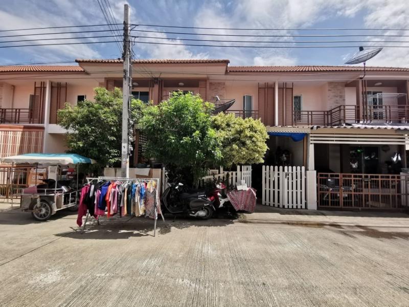   ขาย บ้านเดี่ยว/ทาวน์เฮ้าส์/คอนโด โครงการ ขาย ทาวน์เฮ้าส์ ไอลีฟ ทาวน์ 1 ประชาอุทิศ 90  ซอย ประชาอุทิศ 90 ถนน ประชาอุทิศ-วัดคู่สร้าง ตำบล บ้านคลองสวน อำเภอ พระสมุทรเจดีย์ สมุทรปราการ   ราคาโปรโมชั่น    1,748,000   บาท    ลดจาก  2,000,000    บาท ราคาโปรโมชั่นตั้งแต่วันที่  2 มีนาคม - 31 พฤษภาคม 2569  รายละเอียดทรัพย์ -  เนื้อที่ 21.20 ตร.ว.  พื้นที่ใช้สอย 134.70 ตร.ม. -  4ห้องนอน  2ห้องน้ำ  -  ที่จอดรถ  -  บ้านหันไปท�