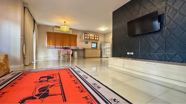 RHT2541ให้เช่าบ้านเดี่ยว โครงการ ฮาบิเทีย วัชรพล ใกล้ เซ็นทรัล รามอินทรา และ แฟชั่น ไอส์ แลนด์ รามอินทราใกล้ทางด่วนสุขาภิบาล 5เนื้อที่  67 ตร.ว. พื้นที่ใช้สอย 180 ตร.ม.  3 ห้องนอน 3 ห้องน้ำ  ที่จอดรถในบ้านได้ 2 คันcontact : คุณเจี๊ยบ 092-851-6969Line : Keti2522ราคาเช่า: 35,000 บาท/เดือน  สัญญาเช่า 1 ปี (ประกัน 2 เดือน + ล่วงหน้า 1 เดือน)ที่ตั้ง ถนนวัชรพล แขวงคลองถนน เขตบางเขน กรุงเทพมหานคร หันหน้าทิศเหนือ 3 ห้�