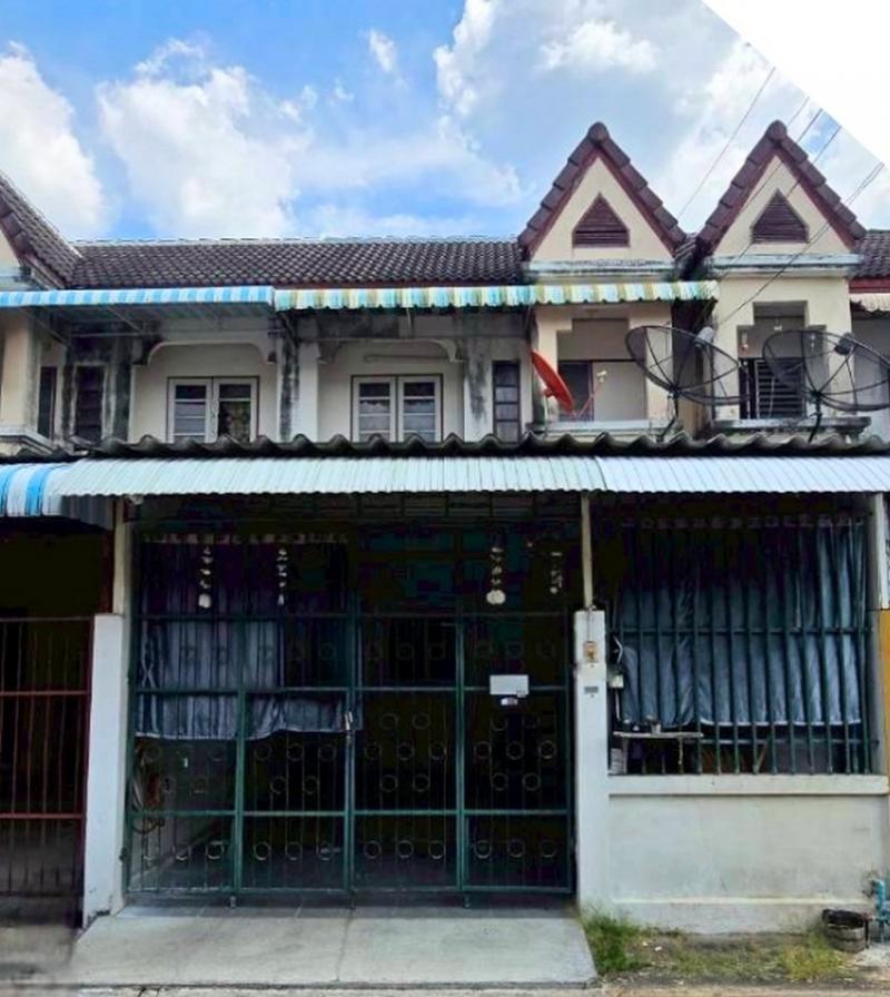 ขายทาวน์เฮ้าส์ หมู่บ้านวัฒกาญจน์ ไทรม้า หลังมุม (DD002364)พื้นที่ 19.4 ตร.ว.ฟังก์ชั่น : 3 นอน 2 น้ำ 1 ที่จอดรถทิศ : เหนือแถม : แอร์ 3 เครื่อง, ปั๊มน้ำ, แท็งค์น้ำ, เฟอร์นิเจอร์บางส่วนจุดเด่นของทำเลนี้- โครงการตั้งอยู่บนถนนรัตนาธิเบศร์- ใกล้ห้างสรรพสินค้าเซ็นทรัลเวสต์เกต, เซ็นทรัลรัตนาธิเบศร์, อิเกีย บางใหญ่, บิ๊กซี, ตลาดนกฮูก- ใกล้โรงพยาบาลเกษมราษฎร์ รัตนาธิเบศร์, โรงพยาบาลพร�