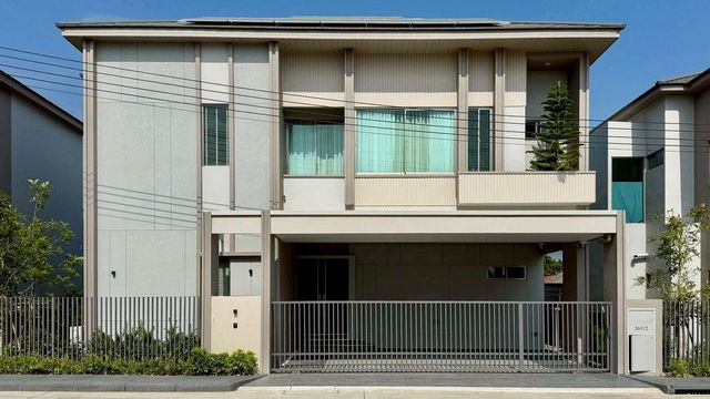 ราคาเริ่มต้น 7.9 ล้านบาท (บ้านเปล่า) #โซนสันทราย บ้านใหม่ #สไตล์โมเดิร์นสุดหรู ฟังก์ชันครบ พร้อมอยู่ บ้านเดี่ยวสร้างใหม่ ดีไซน์ทันสมัย พื้นที่ใช้สอยกว้าง ตอบโจทย์การอยู่อาศัยของครอบครัวยุคใหม่ เดินทางเข้าเมืองสะดวก บรรยากาศเงียบสงบ น่าอยู่รายละเอียดบ้าน• เนื้อที่ดินเริ่มต้น 55 ตร.วา• พื้นที่ใช้สอย 199 ตร.ม.• 4 ห้องนอน• 4 ห้องน้ำ• 1 ห้องรับแขก• 1 ห้องครัว• ที่จอดรถ