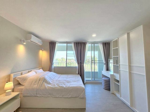 ขายพร้อมผู้เช่า 1.29 ล้าน 32 ตรม. #บ้านกรุงไทย คอนโด ห้องสวย #รีโนเวทใหม่ ลงทุนคุ้ม #ใกล้สถานีรถไฟเชียงใหม่ พร้อมเฟอร์นิเจอร์และเครื่องใช้ไฟฟ้าครบ เหมาะทั้งอยู่อาศัยและซื้อเพื่อลงทุนปล่อยเช่ารายละเอียดห้อง• ขนาด 32 ตร.ม.• ชั้น 3• วิวดี บรรยากาศน่าอยู่• ห้องรีโนเวทใหม่ พร้อมเข้าอยู่เฟอร์นิเจอร์• เตียง• ตู้เสื้อผ้า• โต๊ะเครื่องแป้งเครื่องใช้ไฟฟ้าใหม่ยกเซต• TV• ต