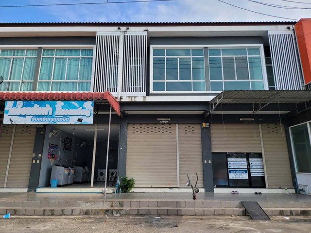   ขาย บ้านเดี่ยว/ทาวน์เฮ้าส์/คอนโด โครงการ อาคารพาณิชย์ 2 ชั้น เดอะวิลเลจ ถนน เลียบคลองชลประทาน ตำบล โพธิ์เสด็จ อำเภอ เมืองนครศรีธรรมราช จังหวัด นครศรีธรรมราช  ราคาโปรโมชั่น   1,407,000   บาท    ลดจาก   2,000,000   บาท ราคาโปรโมชั่นตั้งแต่วันที่  2 มีนาคม - 31 พฤษภาคม 2569  รายละเอียดทรัพย์ -  เนื้อที่ 23.00 ตร.ว.  พื้นที่ใช้สอย 126.50 ตร.ม. -  บ้านหันไปทางทิศ ใต้  พิกัดทรัพย์ :https://maps.app.goo.gl/QyfNSmwvALvn9keu8   สถานที่ใก