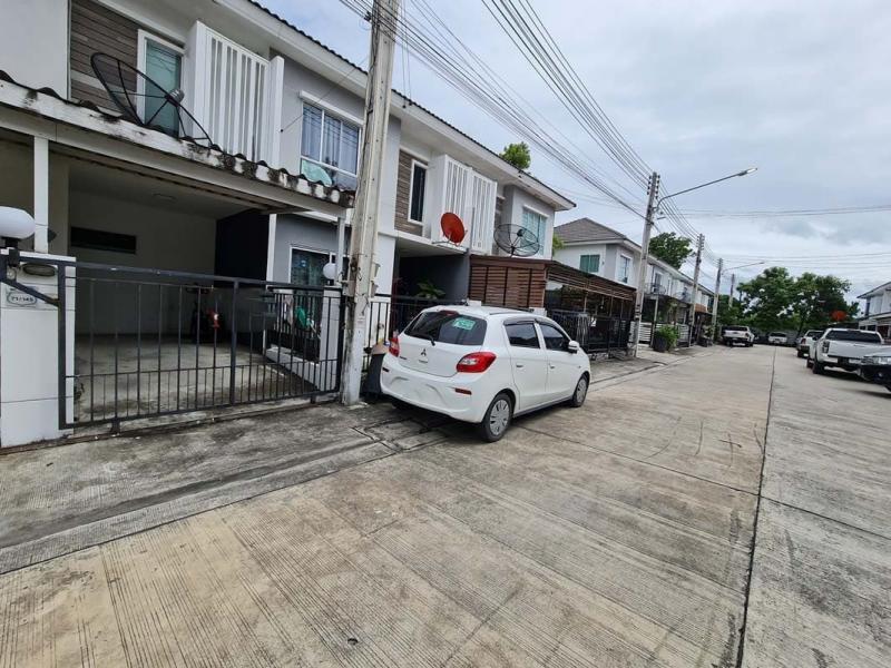   ขาย บ้านเดี่ยว/ทาวน์เฮ้าส์/คอนโด โครงการ   ซอย บางละมุง 3 ถนน สุขุมวิท(ทล.3) ตำบล บางละมุง อำเภอ บางละมุง จังหวัด ชลบุรี  ราคาโปรโมชั่น 1,688,000     บาท    ลดจาก  1,850,000    บาท  ราคาโปรโมชั่นตั้งแต่วันที่  2 มีนาคม - 31 พฤษภาคม 2569  รายละเอียดทรัพย์ -  เนื้อที่ 17.50 ตร.ว. พื้นที่ใช้สอย 92.15 ตร.ม. -  1 ที่จอดรถ  -  บ้านหันไปทางทิศ  เหนือ  พิกัดทรัพย์ :  https://maps.app.goo.gl/bRbYa4UFV74S2PJR9  สถานที่ใกล้เคียง   -  ตลาดโรงโป๊ะ 3.20 กม. -  ฮ