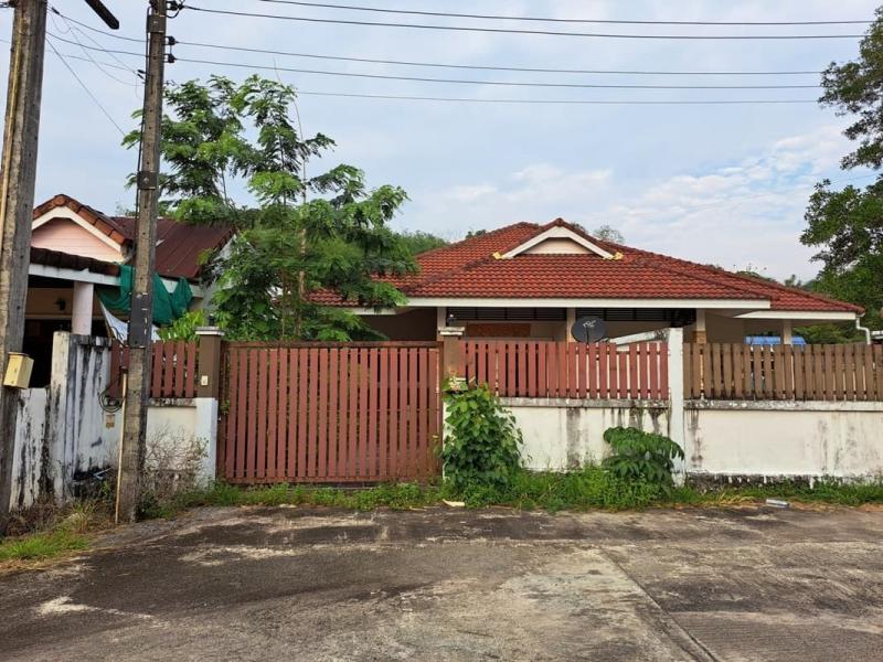    ขาย บ้านเดี่ยว/ทาวน์เฮ้าส์/คอนโด โครงการ ขาย บ้านแฝด พลอยไพลิน ตะกั่วป่า   ถนน เพชรเกษม (ทล.4) ตำบล บางนายสี อำเภอ ตะกั่วป่า จังหวัด พังงา     ราคาโปรโมชั่น 1,689,000     บาท     ลดจาก   2,400,000   บาท   ราคาโปรโมชั่นตั้งแต่วันที่  2 มีนาคม - 31 พฤษภาคม 2569   รายละเอียดทรัพย์ -  เนื้อที่ 55.10 ตร.ว.   พื้นที่ใช้สอย 181.50 ตร.ม. -  3ห้องนอน  2ห้องน้ำ  -  1 ที่จอดรถ  -  บ้านหันไปทางทิศ  เหนือ  พิกัดทรัพย์ : https://maps.app.goo.gl/phWbbGPQ5Rx3zd