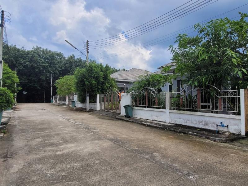  ขาย บ้านเดี่ยว/ทาวน์เฮ้าส์/คอนโด โครงการ ขาย บ้านเดี่ยว พรรณนี ปลวกแดง   ถนน สายเนินกระบก ตำบล แม่น้ำคู้ อำเภอ ปลวกแดง จังหวัด ระยอง  ราคาโปรโมชั่น  1,719,000    บาท    ลดจาก  2,000,000    บาท  ราคาโปรโมชั่นตั้งแต่วันที่  2 มีนาคม - 31 พฤษภาคม 2569  รายละเอียดทรัพย์ -  เนื้อที่ 50.00 ตร.ว.   พื้นที่ใช้สอย 88.20 ตร.ม. -  1 ที่จอดรถ  -  บ้านหันไปทางทิศ ตะวันตกเฉียงเหนือ   พิกัดทรัพย์ :  https://maps.app.goo.gl/NvrmhJaWR1oqNgWLA  สถานที่ใ�