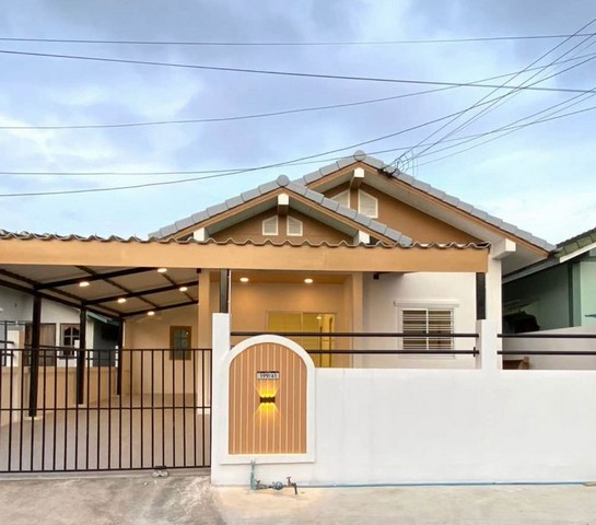 TEL : 092-288 9359 คุณดนิตาLine : https://line.me/ti/p/yxo92dHWP1ขายบ้านเดี่ยวชั้นเดียว หมู่บ้าน สหภาพ3 เครือสหพัฒน์ ศรีราชา ชลบุรี ขายเพียง 2,390,000 ล้านบาทฟรีค่าใช้จ่ายวันโอนรายละเอียด : เนื้อที่ขนาด เนื้อที่ 37 ตรว.3 ห้องนอน 1 ห้องน้ำ1 ห้องครัว 1 ห้องโถง2-3 ที่จอดรถ รีโนเวทใหม่ทั้งหลังชุดห้องนอน เตียง  ตู้ ที่นอน  ผ้าห่ม หมอน โต๊ะเครื่องแป้ง ถังสำรองน้ำ + ปั๊มน้ำสนใจบ้านทำเลดี บ้านรีโนเวทสวยๆ ติดต่อที�