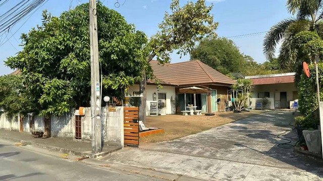 TEL : 092-288 9359 คุณดนิตาLine : https://line.me/ti/p/yxo92dHWP1รายละเอียด : เนื้อที่ขนาด 109.1 ตารางวา  3 ห้องนอน 2 ห้องน้ำ  1 ห้องรับแขก 1 ห้องครัว  1 ห้องต่อเติม (ใหญ่มาก)  2 ที่จอดรถบ้านอายุประมาณ 13 ปีหน้าบ้านหันทิศใต้วัสดุก่อสร้างเป็นอิญแดงค่าส่วนกลาง 400 บาท/เดือนสถานที่ใกล้เคียง : - โรงเรียนมารีวิทย์ บ่อวิน  เพียง 8 กิโลเมตร- ตลาดวรกิจบึง เพียง 3.5 กิโลเมตร- ร้านสะดวกซื้อ เช่น 7-11, บิ๊กซี, โลตัส, CJ  - โรบินสันไลฟ�