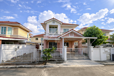 BHL1227บ้านเดี่ยว 2 ชั้น หมู่บ้าน มณีรินทร์ เลค แอนด์ พาร์ค ราชพฤกษ์ - ติวานนท์ ที่ตั้ง :  ซอย กรีนเนอร์รี่ พาร์ค 4/3  ต.บางคูวัด อ.เมืองปทุมธานี จ.ปทุมธานีรายละเอียดบ้าน- เนื้อที่ 56.1 ตร.ว.  พื้นที่ใช้สอย  200  ตร.ม.- 3 ห้องนอน 2 ห้องน้ำ- 1 ห้องรับแขก 1 ห้องครัว 1 ห้องเก็บของใต้บันใด- แอร์ 2 เครื่อง - หน้าบ้านทิศ เหนือ  - ที่จอดรถ 1 คัน- ค่าส่วนกลาง  550  บาท /เดือนสถานที่ใกล้เคียง- ร.ร.อนุบาลปาริชา