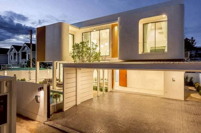 ให้เช่ารายวัน 5,500 บาท/คืน บ้านพูลวิลล่าหรู 2 ชั้น #สันผักหวาน #หางดง บ้านหรูใกล้เมือง เฟอร์นิเจอร์ครบ พร้อมเข้าอยู่! ทุกหลังติดตั้ง โซลาร์เซลล์ ช่วยประหยัดค่าไฟรายละเอียด:• พื้นที่ใช้สอย 285 ตร.ม.• ที่ดิน 67–81 ตร.วา• 4 ห้องนอน | 5 ห้องน้ำ• สระว่ายน้ำส่วนตัวให้เช่ารายวัน 5,500 บาท/คืนทำเลศักยภาพ – หางดง ใกล้ตัวเมืองเชียงใหม่• 3 นาที → โรงเรียนเมอริทตัน & ซันไชน์• 10 นาที → โรง�