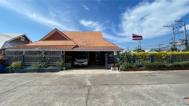 ขาย บ้านเดี่ยว 1ชั้นใกล้ทะเลจอมเทียนเพียง 10น.  เหมาะสำหรับอยู่อาศัย หรือทำธุรกิจ????หมู่บ้าน the ville jomtien ซ.เขามะกอกรายละเอียดบ้าน-3 ห้องนอน 2 ห้องน้ำ-พื้นที่ใช้สอย 104 ตร.ว-จอดรถได้ 2คัน-มีครัวไทยต่อเติมนอกบ้าน-มีพื้นที่นอกบ้านกว้างขวาง-ใกล้พื้นที่ส่วนกลางของหมู่บ้านสิ่งอำนวยความสะดวกในหมู่บ้าน-รปภ 24ชั่วโมง-สระว่ายน้ำ-ห้องฟิตเนสขาย 6,500,000 บาทค่าโอนและภาษี คนละครึ่ง (50:50)