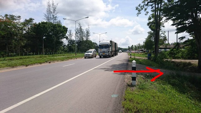 #ขายที่ดินชุมพรใกล้ถนนเพชรเกษม ตรงข้ามสนามกอล์ฟค่ายเขตอุดมศักดิ์ อำเภอเมือง จังหวัดชุมพร เนื้อที่ 10 ไร่ **ราคาขายเพียง ไร่ละ 1.8 ล้านบาท**# สนใจสอบถามรายละเอียด / นัดดูที่ดินติดต่อ: 0819247468            : 0861710365ไลน์ไอดี : jampoon200868               : mtts4144               : PT245#รายละเอียด# ขายที่ดินชุมพร 10 ไร่ ทำเลทองตรงข้ามสนามกอล์ฟ ”ทำเลดี บนถนน **ชุมพร–ระนอง**(100 เมตร** จากถนนสี่เลนเดินทางสะดวก)# ตรงข้าม **สนามกอล์ฟค�