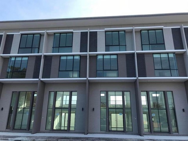 RPJ592ให้เช่าสำนักงาน 3.5ชั้น ถนน หลวงแพ่ง ย่าน ลาดกระบัง โครงการ PATIO อ่อนนุช-ลาดกระบังเนื้อที่  18.5 ตารางวา พื้นที่ใช้สอย 210 ตารางแมตร 3 ห้องนอน 3 ห้องน้ำ  2 ที่จอดรถcontact : คุณเจี๊ยบ 092-851-6969Line : Keti2522ราคาเช่า 32,000/เดือน ล่วงหน้า 1 เดือน ประกัน 2 เดือน สัญญา 1 ปี (ราคารวมส่วนกลางแล้ว)ถ. หลวงแพ่ง แขวงทับยาว เขตลาดกระบัง กรุงเทพมหานคร 10520 อาคารพาณิชย์ ติดถนนใหญ่ลาดกระบัง 3 ห้องนอน 3 ห้องน้ำ 2 ที่จ�