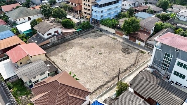 รหัสทรัพย์ : 6546ที่ดิน ถมแล้ว&nbsp;328.7 ตารางวา ใกล้แยกติวานนท์&nbsp;ใกล้ MRTที่ตั้ง : ซอยติวานนท์ 2&nbsp;ตำบลตลาดขวัญ&nbsp;อำเภอเมืองนนทบุรี จังหวัดนนทบุรี&nbsp;11000รายละเอียดทรัพย์- ที่ดิน ถมแล้ว ขนาด 328.7 ตารางวา กว้าง 38&nbsp;เมตร ยาว 34&nbsp;เมตร-&nbsp;ตรงข้ามที่ดิน เป็นอพาร์ตเมนต์- เหมาะสำหรับสร้างที่อยู่อาศัย, ทำหอพัก, ทำเนอร์สเซอรี่, ทำสถานพักฟื้น&nbsp;ทำเลใกล้เคียง&nbsp;- รถไฟฟ้า MRT สถานีแยกติวานนท์- �