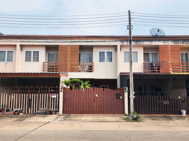  รหัสทรัพย์ (Code ID) :  PTT-26-B13695  ราคา  2,497,000 บาท (ราคาต่อรองได้) ▸ เนื้อที่   25 ตารางวา พื้นที่ใช้สอย 151.25 ตารางเมตร   ▸ - ห้องนอน - ห้องน้ำ    ▸ 1 ที่จอดรถ   ทาวน์เฮ้าส์หันไปทางทิศ   พิกัดทรัพย์ :  https://maps.app.goo.gl/EiPKQJyABRD4pDD67  สถานที่ใกล้เคียง ▸ใกล้บิ๊กซี เพลส ฉะเชิงเทรา ▸ใกล้โฮมโปร ฉะเชิงเทรา ▸ใกล้แม็คโคร ฉะเชิงเทรา ▸ใกล้มหาวิทยาลัยราชภัฏราชนครินทร์  สอบถามเพิ่มเติม / นัดชม โทร. 097-419-5982(พลอย) โทร. 096-932-4624(ออ�