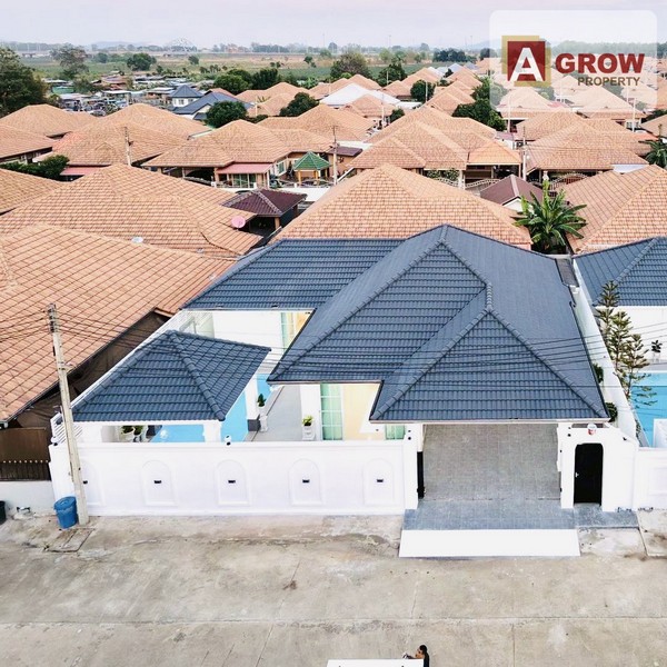 หมู่บ้านรวิพร ซิตี้โฮม หนองไม้แก่น บ้านพร้อมสระว่ายน้ำ เฟอร์ฯครบ ตกแต่งบิวอินทั้งหลัง พร้อมอยู่ที่ตั้ง : ถนนหนองไม้แก่น ตำบลหนองปรือ อำเภอบางละมุง จังหวัดชลบุรีรหัสทรัพย์ : AGH00565ราคาขาย : 7,990,000 บาท(ค่าโอน+ภาษี จ่ายคนละครึ่ง)รายละเอียดทรัพย์ :- บ้านเดี่ยว 1 ชั้น- เนื้อที่ 76.5 ตรว.- 3 ห้องนอน- 3 ห้องน้ำ- 1 ห้องครัว- 1 ห้องโถง- 2 จอดในบ้าน- สระว่ายน้ำ ขนาด 3.5 X 7 เมตรจุดเด่น :- บ้านสวย�