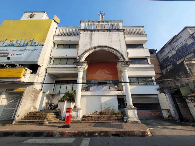   ขาย สำนักงาน ถนนขวาง-จันทบุรี ถนนขวาง ราคาโปรโมชั่น ลดพิเศษ  ถนน ขวาง ตำบล ตลาด อำเภอ เมืองจันทบุรี จังหวัด จันทบุรี  ราคาโปรโมชั่น  15,846,000   บาท    ลดจาก  18,384,000  บาท ราคาโปรโมชั่นตั้งแต่วันที่  2 มีนาคม - 31 พฤษภาคม 2569  รายละเอียดทรัพย์ -  เนื้อที่ 121.00 ตร.ว.   พื้นที่ใช้สอย 1071.50 ตร.ม. -  บ้านหันไปทางทิศ ตะวันตกเฉียงเหนือง  พิกัดทรัพย์ : https://maps.app.goo.gl/Ac7oynFAy7XTtzgD9  สถานที่ใกล้เคียง   -  โลตัส จันทบุรี  