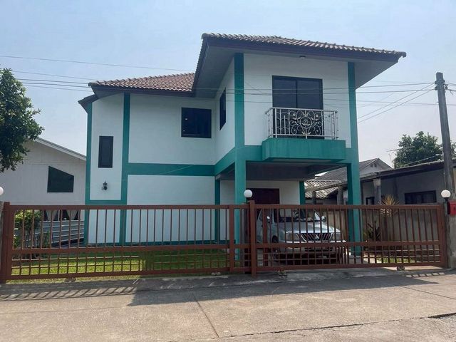 โซนสุเทพ ลดหนักเหลือเพียง 3.9 ล้าน บ้านเดี่ยว 2 ชั้น #หลังมช. ใกล้เมือง #เหมาะทั้งอยู่อาศัยและลงทุนปล่อยเช่า พื้นที่ด้านหลังเหลือเยอะ สามารถต่อเติม/ทำสวนได้ บรรยากาศดี เป็นส่วนตัวรายละเอียดบ้านที่ดิน 77 ตารางวา (พื้นที่กว้างมาก)3 ห้องนอน | 3 ห้องน้ำจุดเด่นทำเล “หลัง มช.” ใกล้ตัวเมืองที่สุดเหมาะทำบ้านเช่า / ปล่อยนักศึกษา / Airbnbราคานี้หาไม่ได้แล้วในโซนนี้ราคาจาก 4.2 ล�