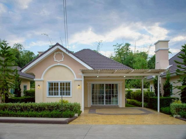 ราคาเพียง 3.39 ล้าน #ดีญ่าวาเล่ย์ #ฟลอเรสต้า #สันทราย บ้านเดี่ยวราคาดี #ติดถนนใหญ่ #ใกล้แม่โจ้ พร้อมอยู่ เหมาะทั้งอยู่อาศัยและลงทุน เข้าเมืองง่าย บรรยากาศดีรายละเอียดบ้านที่ดิน 50 ตารางวา2 ห้องนอน | 2 ห้องน้ำ | 2 ที่จอดรถฟังก์ชันครบ ใช้งานได้จริงบ้านพร้อมอยู่ จัดสรรพื้นที่ลงตัวทำเลศักยภาพใกล้ถนนใหญ่ เดินทางสะดวกประมาณ 10 นาที ถึงมหาวิทยาลัยแม่โจ้ประมาณ 5 นาที ถึงโ