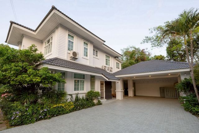 พูลวิลล่าสวย ให้เช่า 99,000 บาท ขาย 14.9 ล้าน 156 ตรว. 6 นอน 7 น้ำ บ้านเดี่ยว 2 ชั้น พร้อมสระว่ายน้ำส่วนตัว #บ้านฟ้าหลวง #ต้นเปา #สันกำแพง (2 หลังในบริเวณเดียวกัน)เนื้อที่ 156 ตร.ว.พื้นที่ใช้สอยรวม 450 ตร.ม.สระว่ายน้ำระบบเกลือ ขนาด 4 ม*10 ม. พร้อมมุงหลังคาใส ป้องกันฝุ่น และใบไม้บ้านหลังใหญ่ ประกอบด้วย  5 ห้องนอน 5 ห้องน้ำ  รวมห้องแม่บ้าน     ห้องอาหาร พร้อม โต๊ะเก้าอี้รับประทานอาหาร มีเคาเ