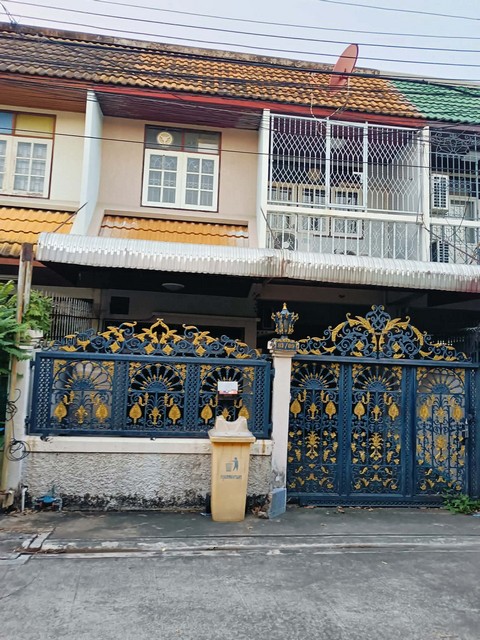 ให้เช่าทาวน์โฮม 2 ชั้น 4 ห้องนอน หมู่บ้านมหาวงษ์ 3 ซอยสุขุมวิท46 (ซอยภูมิจิตร) ใกล้ BTS พระโขนง *** ราคาเช่า 18,000 บาท/เดือน ติดต่อ::  ชยา โทร/ID Line:: 0942823961   Link Line:: https://line.me/ti/p/3xFA1An8Kcรหัส# T26-431 ทาวน์โฮม 2 ชั้น หมู่บ้านมหาวงษ์ 3 ซอยสุขุมวิท 46 (ซอยภูมิจิตร) ใกล้ BTSพระโขนง  - เนื้อที่ 24 ตารางวา- 4 ห้องนอน (ข้างบน 3 ห้อง ข้างล่าง 1 ห้อง)- 2 ห้องน้ำ- 1 ห้องครัว - ห้องซักล้างหลังบ้าน 1 ห้อง- มีระเบียงหน้าบ้านชั้น 1 และระ�