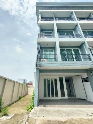 ให้เช่าโฮมออฟฟิต 4 ชั้น 300 ตรม. ห้องมุม ย่านรามอินทรา ใกล้แฟชั่นไอแลนส์ , MRT วงแหวนรามอินทรา ( จดทะเบียนบริษัทได้ )ราคาเช่า 25,000 บาท / เดือน ( สัญญาขั้นต่ำ 1 ปี ล่วงหน้า 1 เดือน ประกัน 2 เดือน )ที่ตั้ง ถนนรามอินทรา ซอยรามอินทรา แขวงคันนายาว เขตคันนายาว กรุงเทพมหานคร 10230ติดต่อ : คุณภัสพงณ์ 0634098164Line : binkem22https://www.facebook.com/profile.php?id=61581484955548เนื้อที่ 50 ตารางวา พื้นที่ใช้สอย 300 ตารางเมตร จำนวน 4 ชั้น 5 ห้อ�